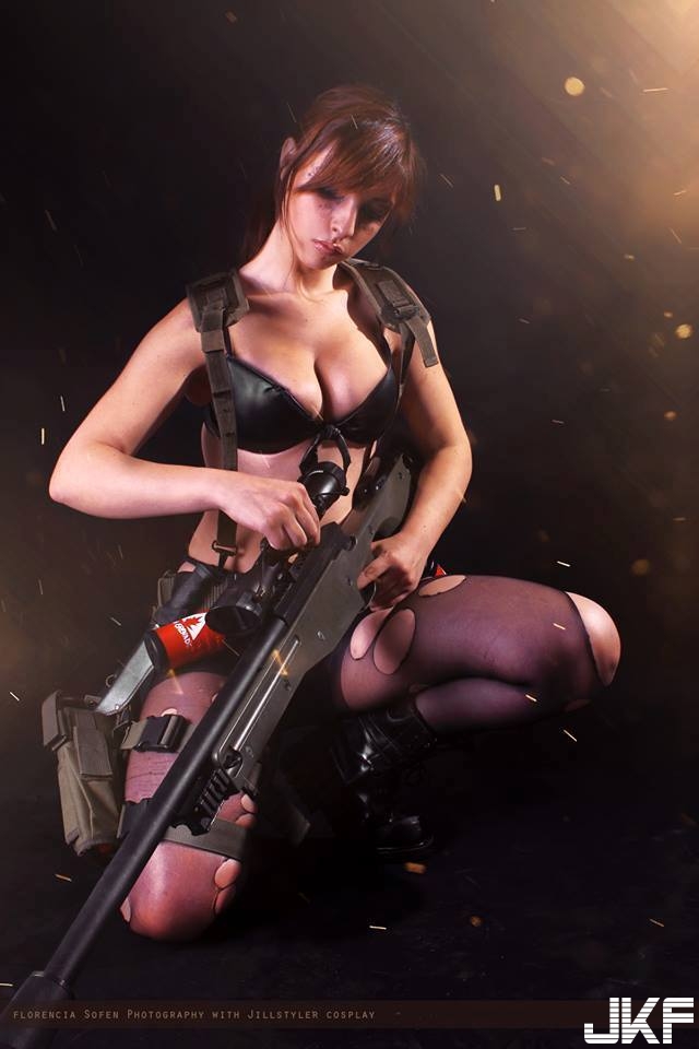 美國爆乳cosplay正妹實況主！到底要看奶還是遊戲畫面啦？