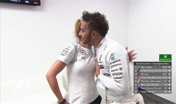 巨乳逼近別慌！F1超級車手教你如何用「紳士擋乳手」讓女性好感度1秒爆增