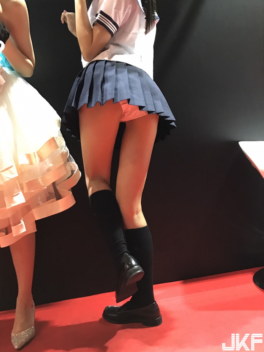 超聽話！日本AV成人展「原味內褲」衣服全脫了！她們自己把裙子給掀起來&#8230; 太狂了！