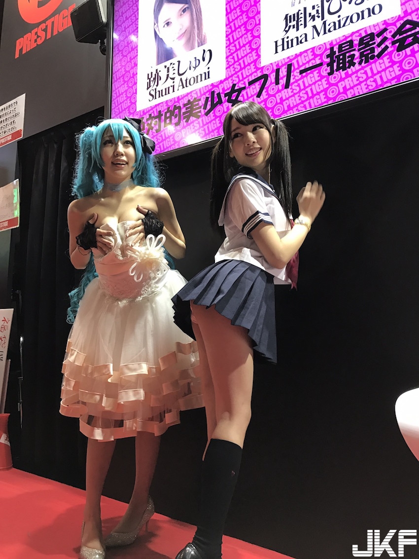 超聽話！日本AV成人展「原味內褲」衣服全脫了！她們自己把裙子給掀起來&#8230; 太狂了！