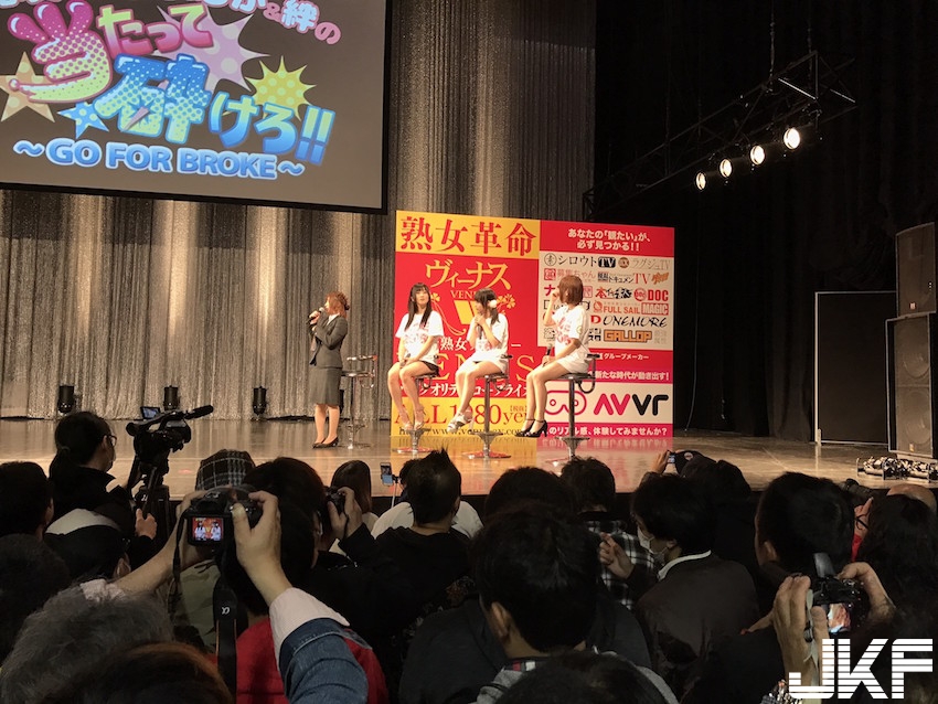 超聽話！日本AV成人展「原味內褲」衣服全脫了！她們自己把裙子給掀起來&#8230; 太狂了！