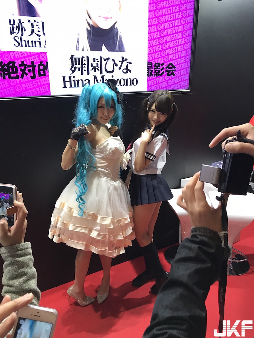 超聽話！日本AV成人展「原味內褲」衣服全脫了！她們自己把裙子給掀起來&#8230; 太狂了！