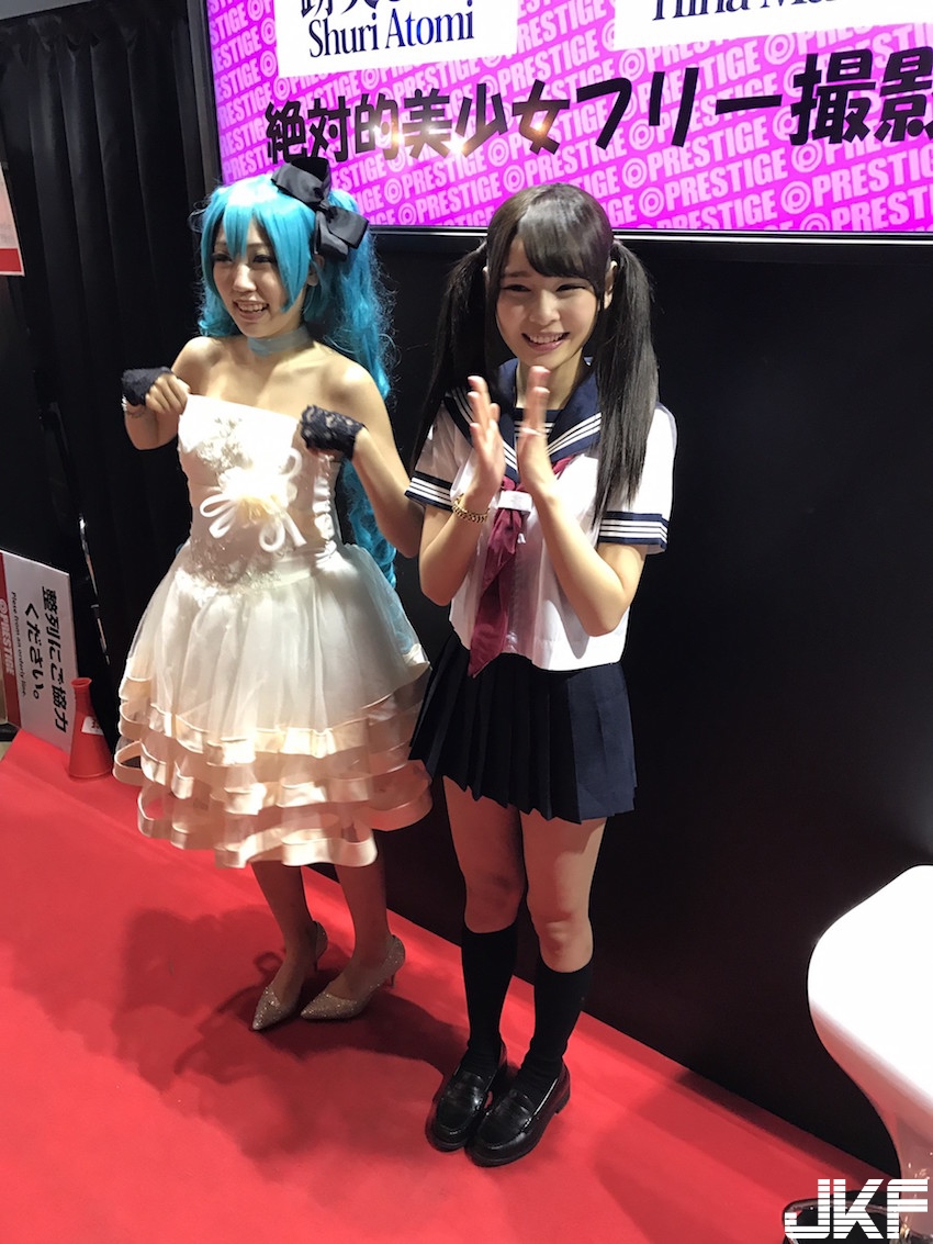 超聽話！日本AV成人展「原味內褲」衣服全脫了！她們自己把裙子給掀起來&#8230; 太狂了！