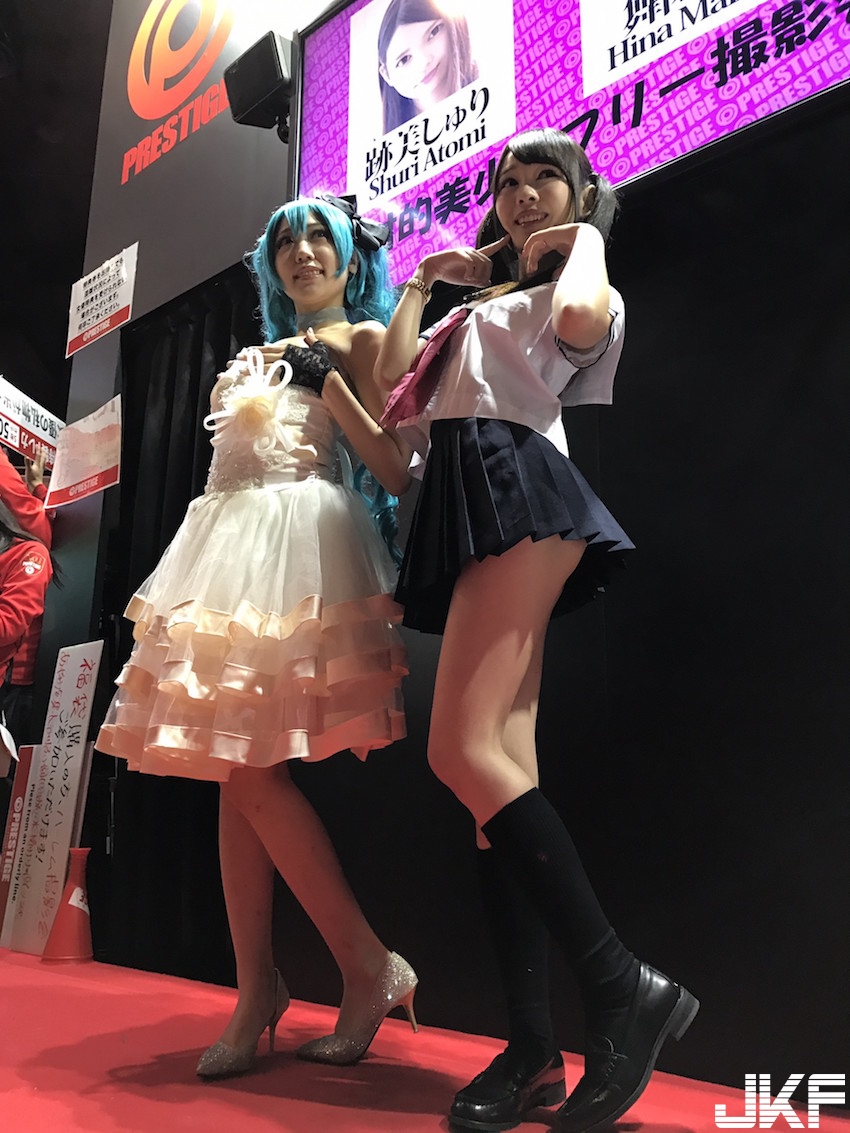 超聽話！日本AV成人展「原味內褲」衣服全脫了！她們自己把裙子給掀起來&#8230; 太狂了！