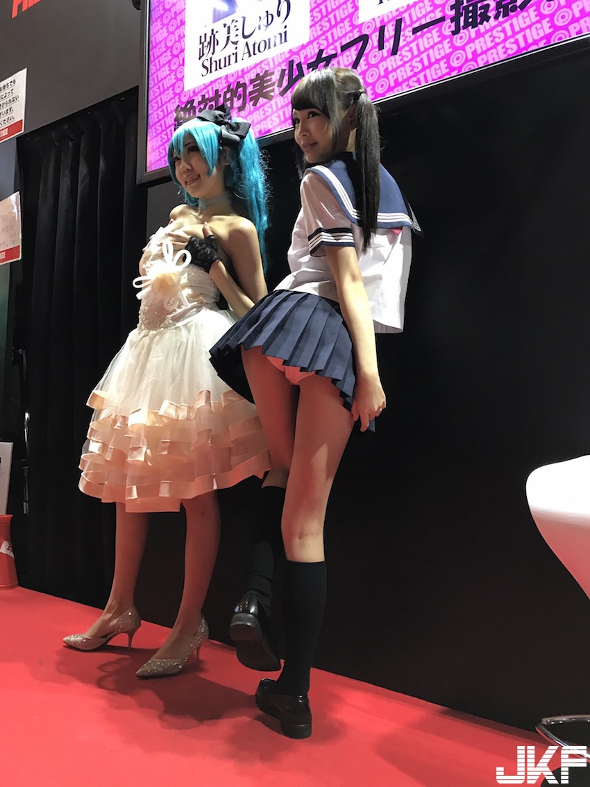 超聽話！日本AV成人展「原味內褲」衣服全脫了！她們自己把裙子給掀起來&#8230; 太狂了！