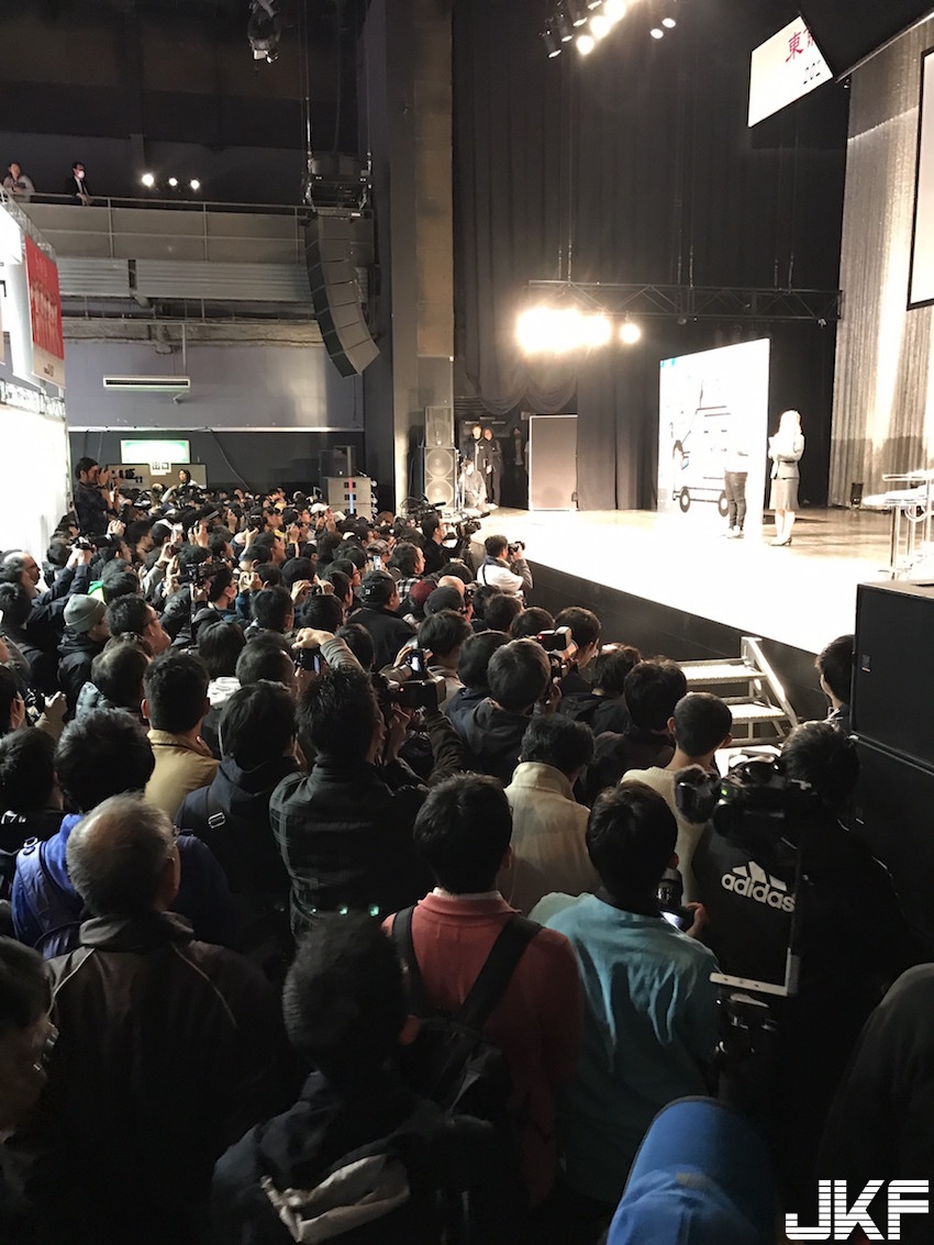 超聽話！日本AV成人展「原味內褲」衣服全脫了！她們自己把裙子給掀起來&#8230; 太狂了！