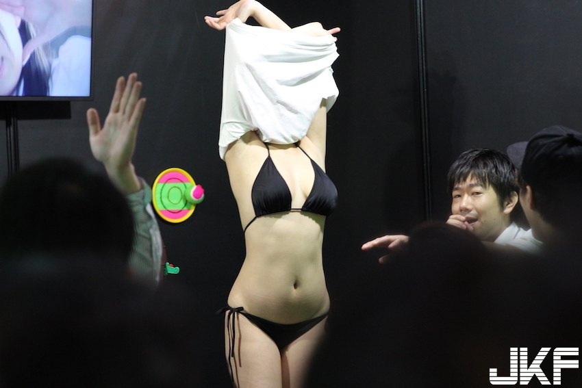 超聽話！日本AV成人展「原味內褲」衣服全脫了！她們自己把裙子給掀起來&#8230; 太狂了！