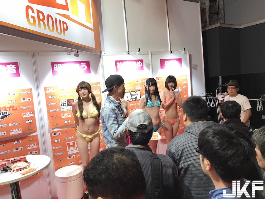 爽翻！日本AV博覽會「邪惡魔鏡號」現身！在裡面跟女優玩「私密遊戲」不讓人知道啊&#8230;
