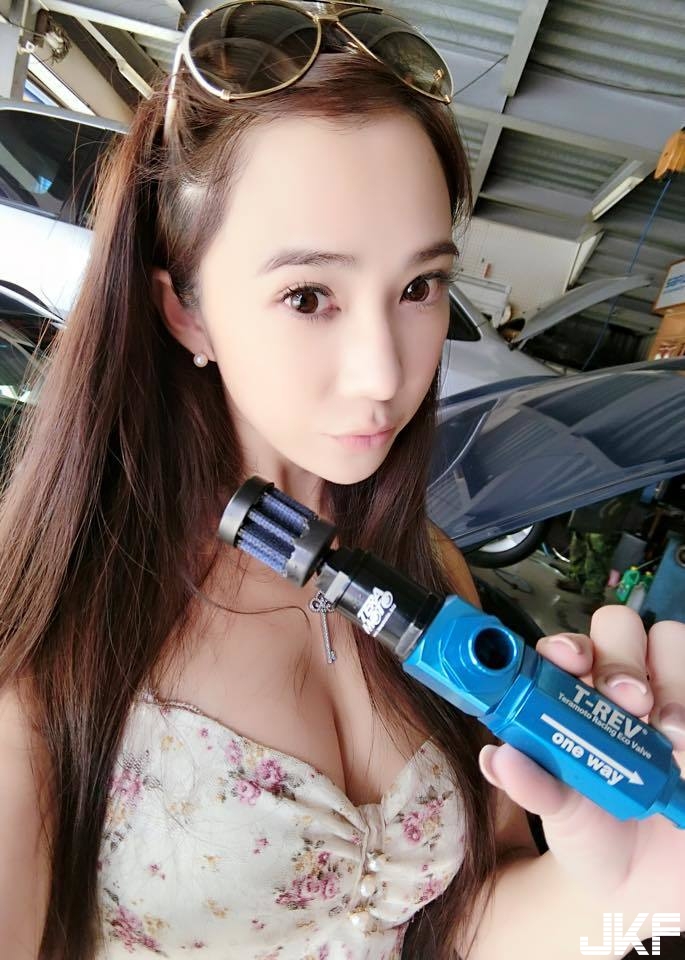 超「胸」女神！賽車界「Angelababy」！開價20萬包養你買得起嗎？