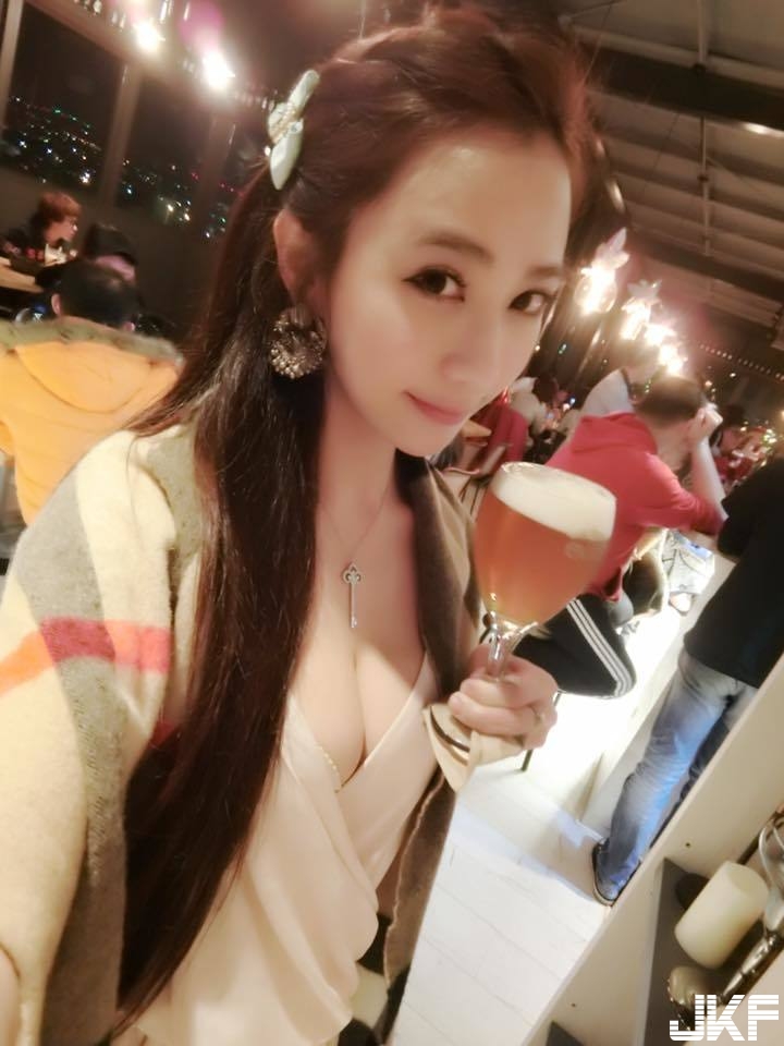 超「胸」女神！賽車界「Angelababy」！開價20萬包養你買得起嗎？