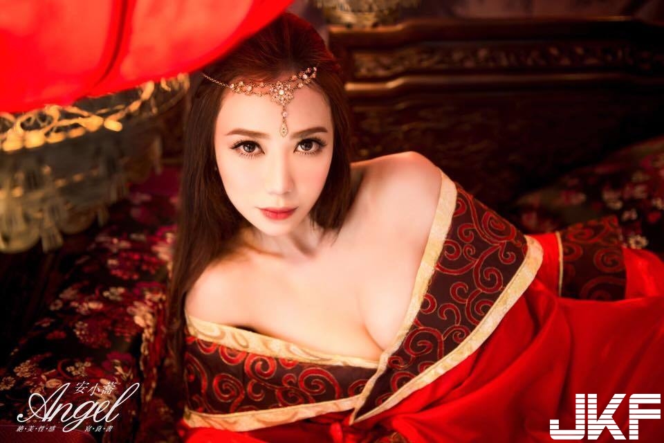 超「胸」女神！賽車界「Angelababy」！開價20萬包養你買得起嗎？