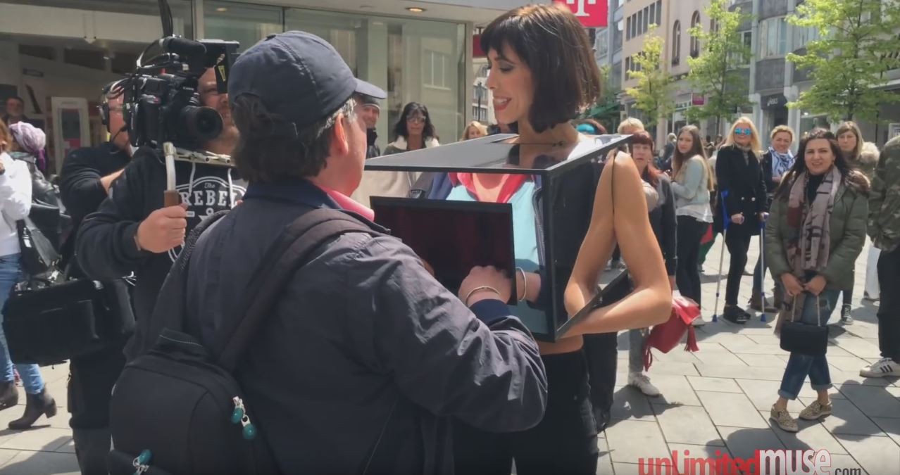 「魔鏡號」現身歐洲街頭！超狂女邀路人摸奶摳下面…網友哀號也想要摸摸！