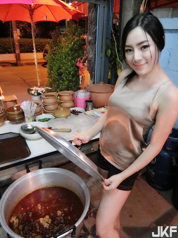 泰國爆乳廚娘Rot Jib被PO網走紅拍性感寫真