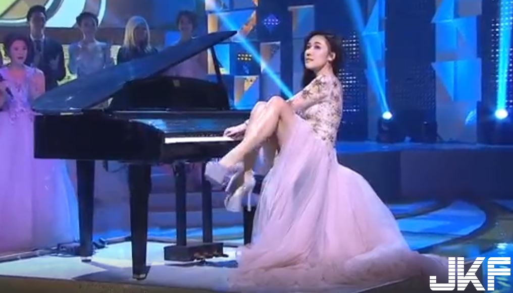 香港美女鋼琴師彈到忘我腳又踢又搖！網友找到「走光影片」…真的太誇張了！