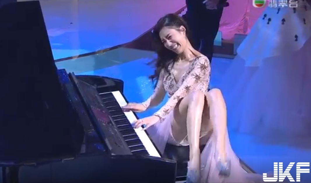 香港美女鋼琴師彈到忘我腳又踢又搖！網友找到「走光影片」…真的太誇張了！