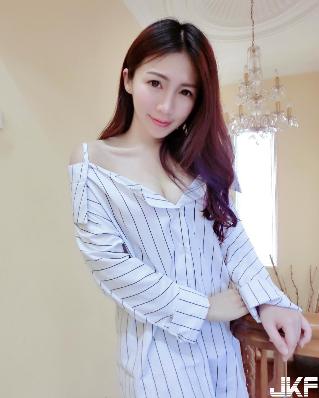 這樣的女人才性感！乳溝微露、淺淺笑意，任誰也按耐不住的美&#8230;