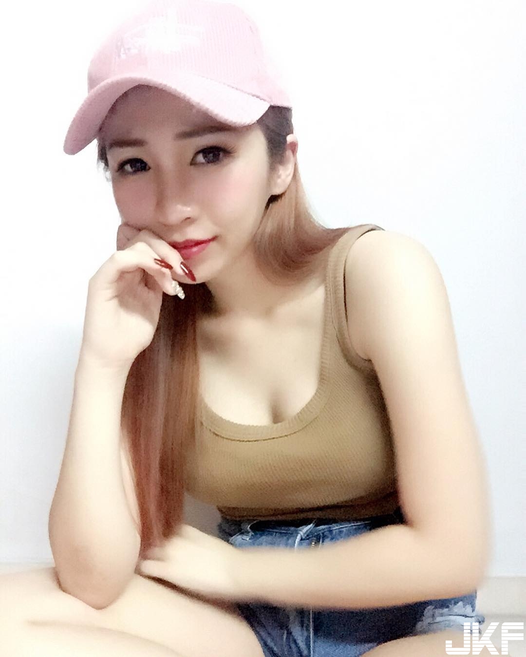 這樣的女人才性感！乳溝微露、淺淺笑意，任誰也按耐不住的美&#8230;