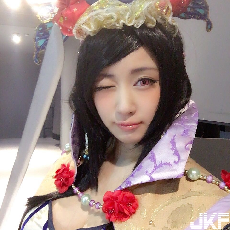 兩人相差31歲！豪乳Coser【御伽ねこむ】帶球嫁51歲知名漫畫家！