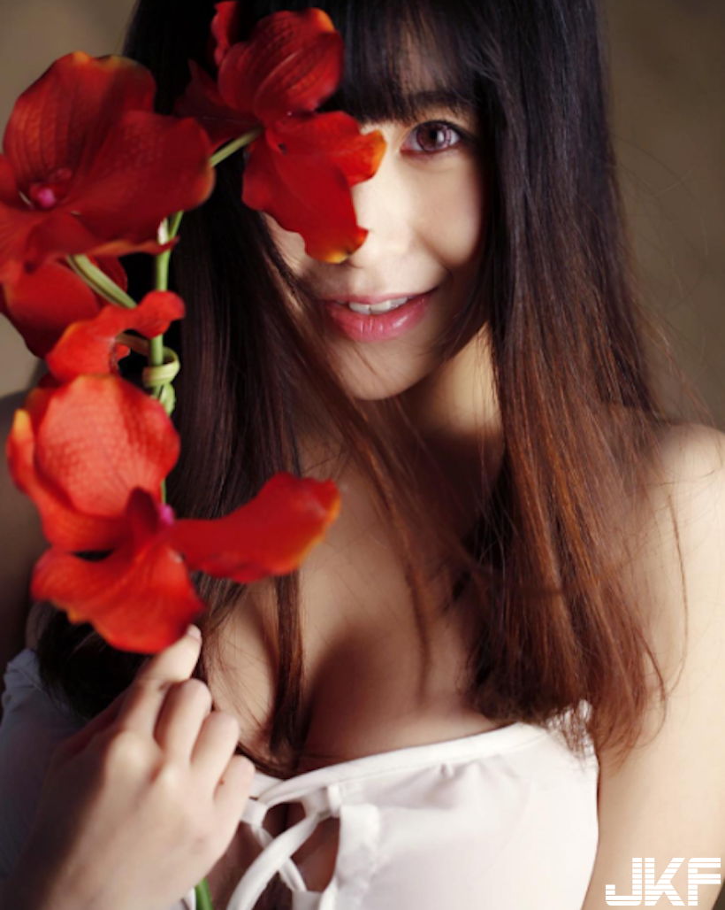 好狂！「爆乳撞球妹」引各大群組瘋傳！超惹火「架杆姿勢」讓網友都戀愛了&#8230;