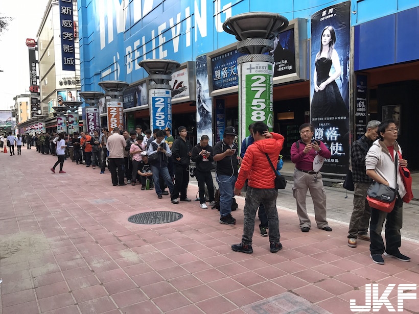 好狂！JKF女郎「最強年曆見面會」凌晨爆滿人潮！活動現場畫面實在太誇張了&#8230;