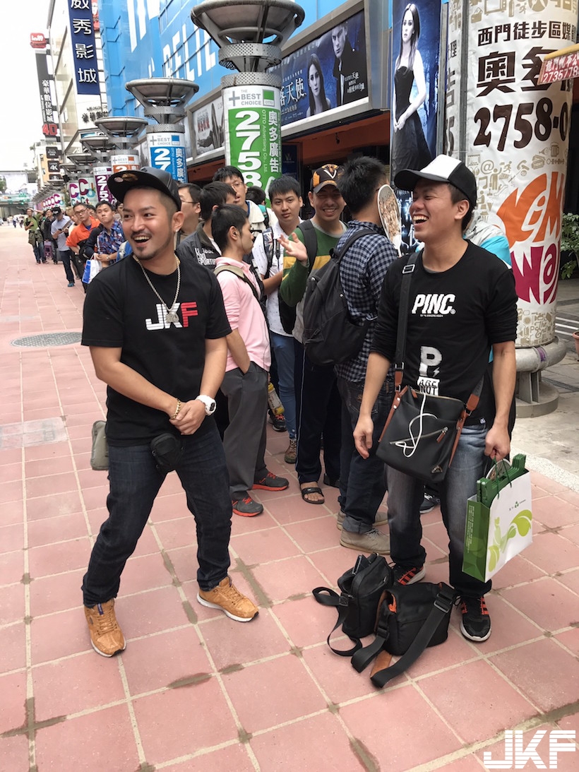 好狂！JKF女郎「最強年曆見面會」凌晨爆滿人潮！活動現場畫面實在太誇張了&#8230;