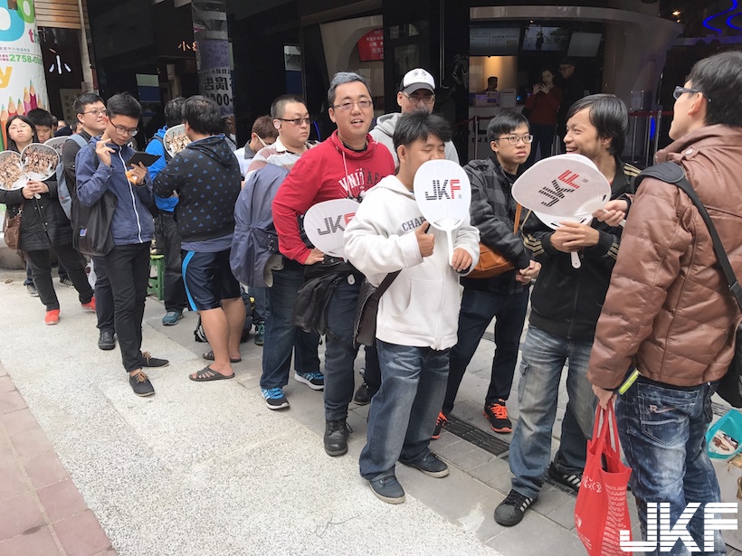 好狂！JKF女郎「最強年曆見面會」凌晨爆滿人潮！活動現場畫面實在太誇張了&#8230;