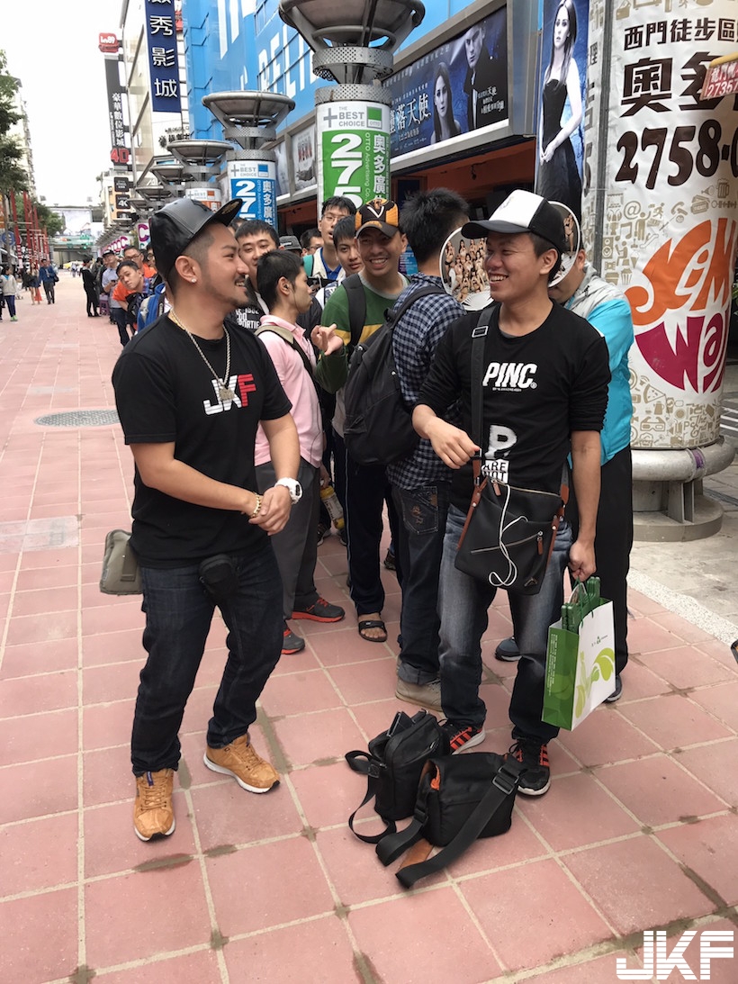 好狂！JKF女郎「最強年曆見面會」凌晨爆滿人潮！活動現場畫面實在太誇張了&#8230;