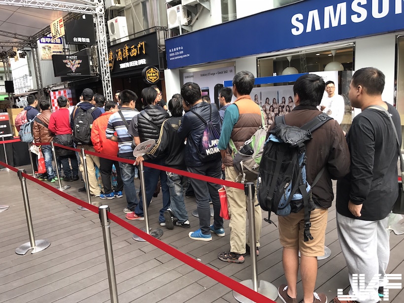 好狂！JKF女郎「最強年曆見面會」凌晨爆滿人潮！活動現場畫面實在太誇張了&#8230;