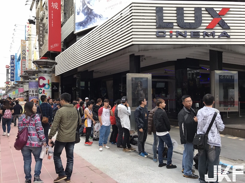 好狂！JKF女郎「最強年曆見面會」凌晨爆滿人潮！活動現場畫面實在太誇張了&#8230;