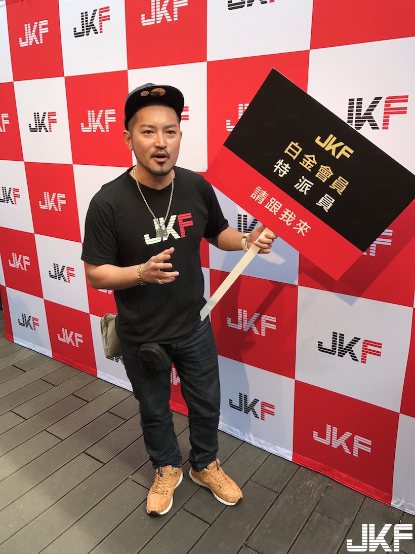 好狂！JKF女郎「最強年曆見面會」凌晨爆滿人潮！活動現場畫面實在太誇張了&#8230;