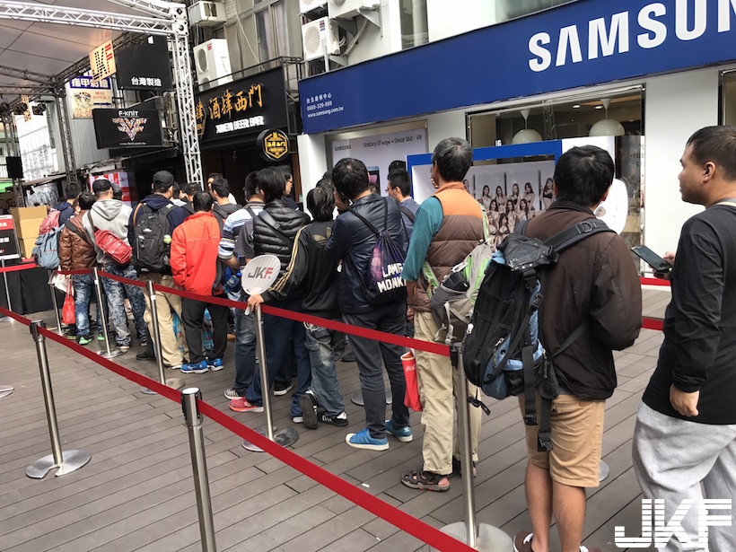 好狂！JKF女郎「最強年曆見面會」凌晨爆滿人潮！活動現場畫面實在太誇張了&#8230;