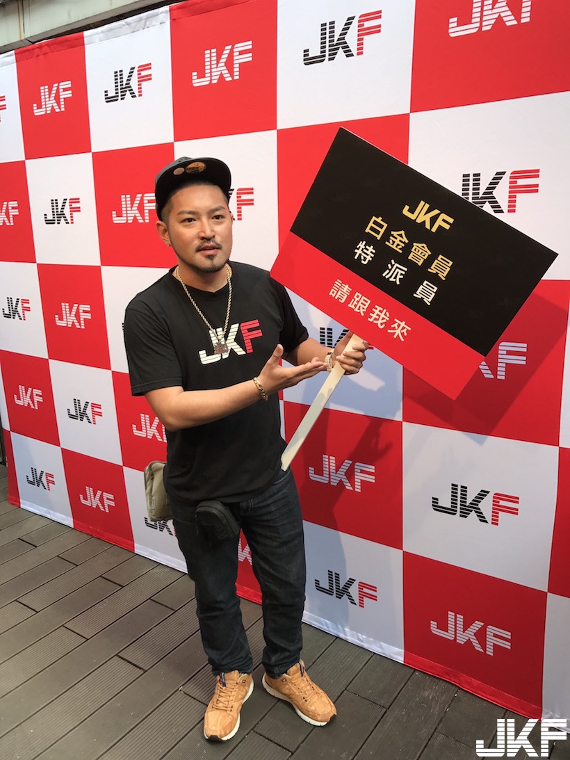 好狂！JKF女郎「最強年曆見面會」凌晨爆滿人潮！活動現場畫面實在太誇張了&#8230;