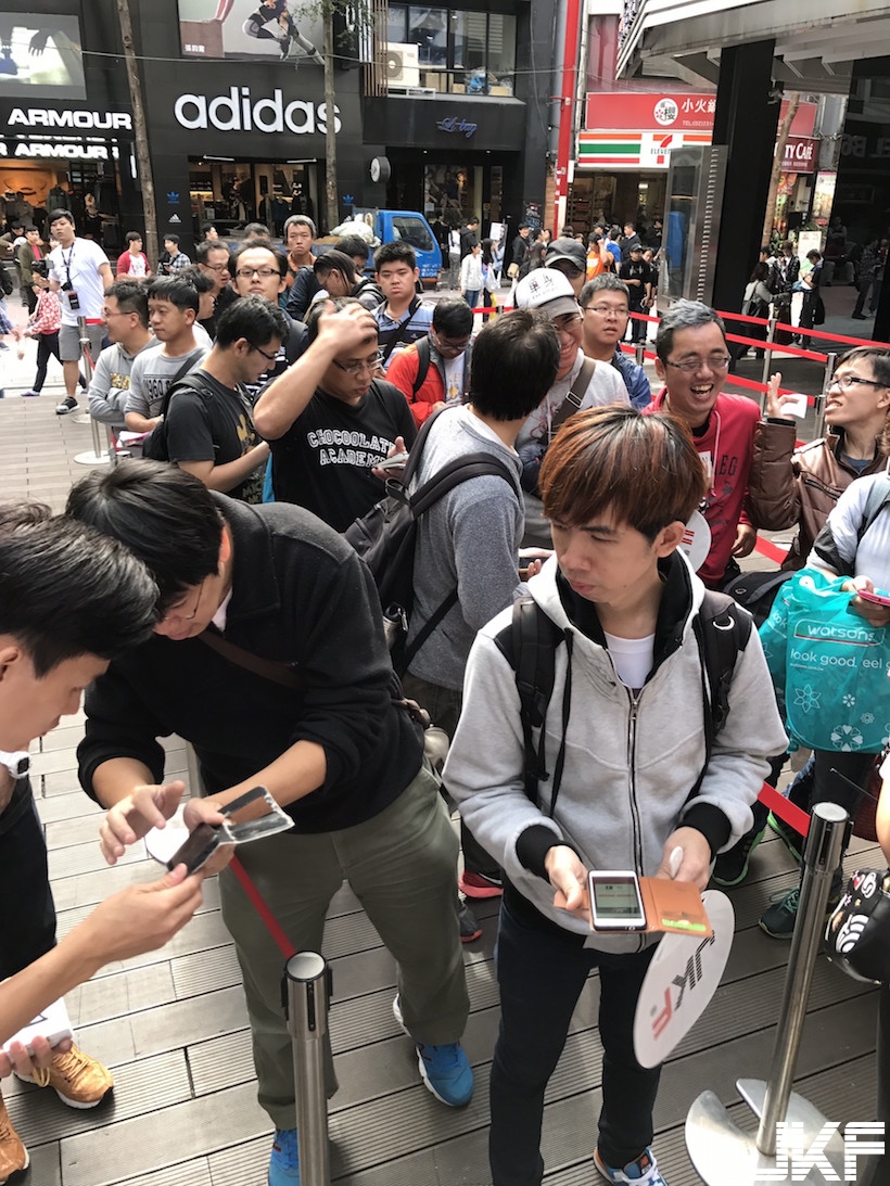 好狂！JKF女郎「最強年曆見面會」凌晨爆滿人潮！活動現場畫面實在太誇張了&#8230;