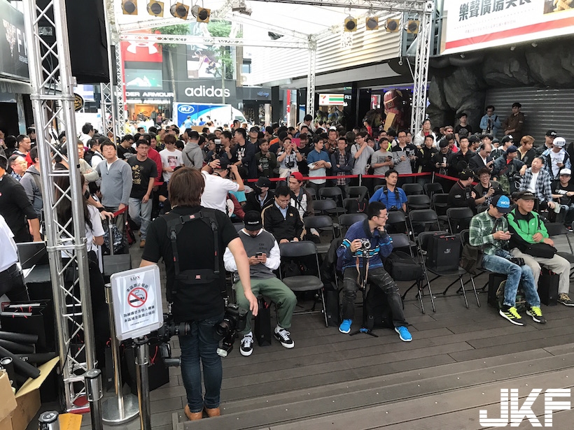 好狂！JKF女郎「最強年曆見面會」凌晨爆滿人潮！活動現場畫面實在太誇張了&#8230;