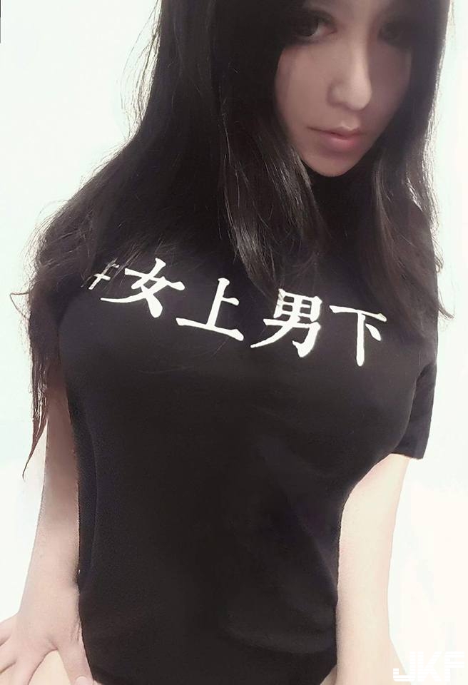 超辣 E 奶「巨乳小護士」 肩帶遮點是想害人窒息嗎？網：看到「激突」就爆漿