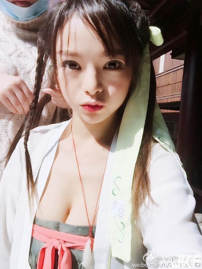 正妹重訓把自己弄得溼答答「美胸翹臀」都在發亮！私底下居然是這樣子…