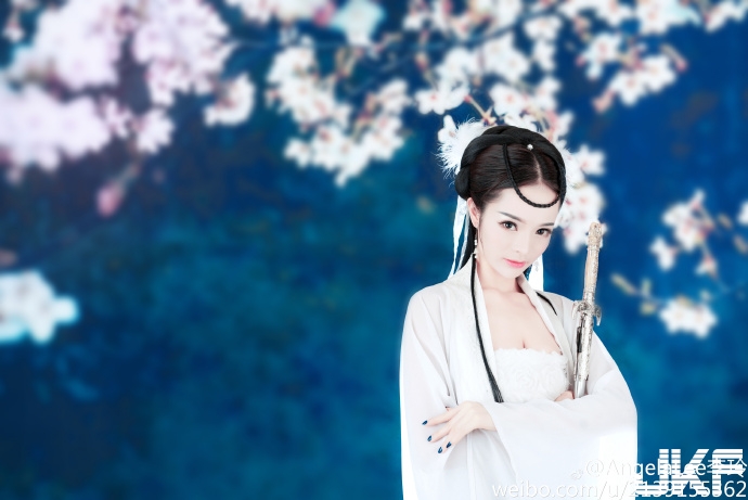 正妹重訓把自己弄得溼答答「美胸翹臀」都在發亮！私底下居然是這樣子…