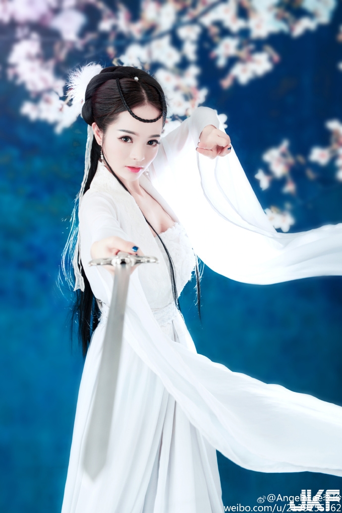 正妹重訓把自己弄得溼答答「美胸翹臀」都在發亮！私底下居然是這樣子…