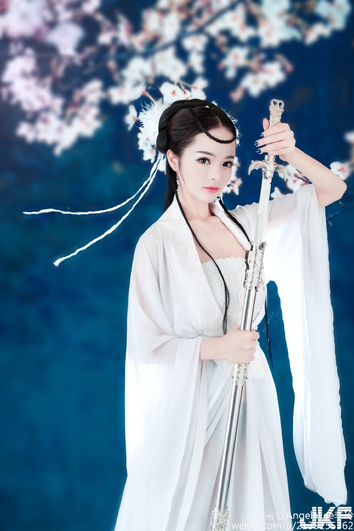 正妹重訓把自己弄得溼答答「美胸翹臀」都在發亮！私底下居然是這樣子…