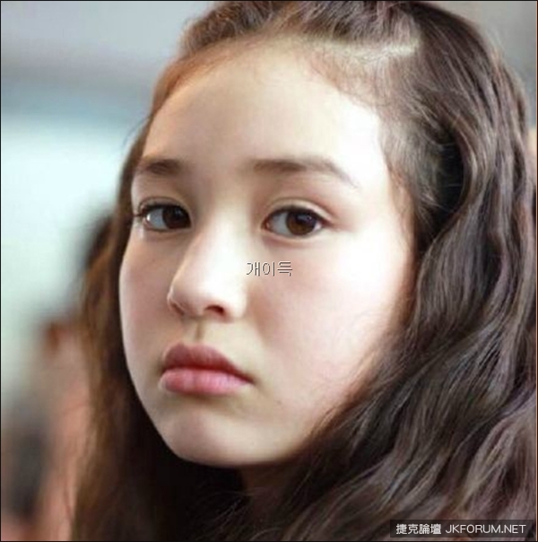 誇張！她身材這麼好居然還只是國中生！這美貌再加上11字的腹肌，這國中生太殺了！
