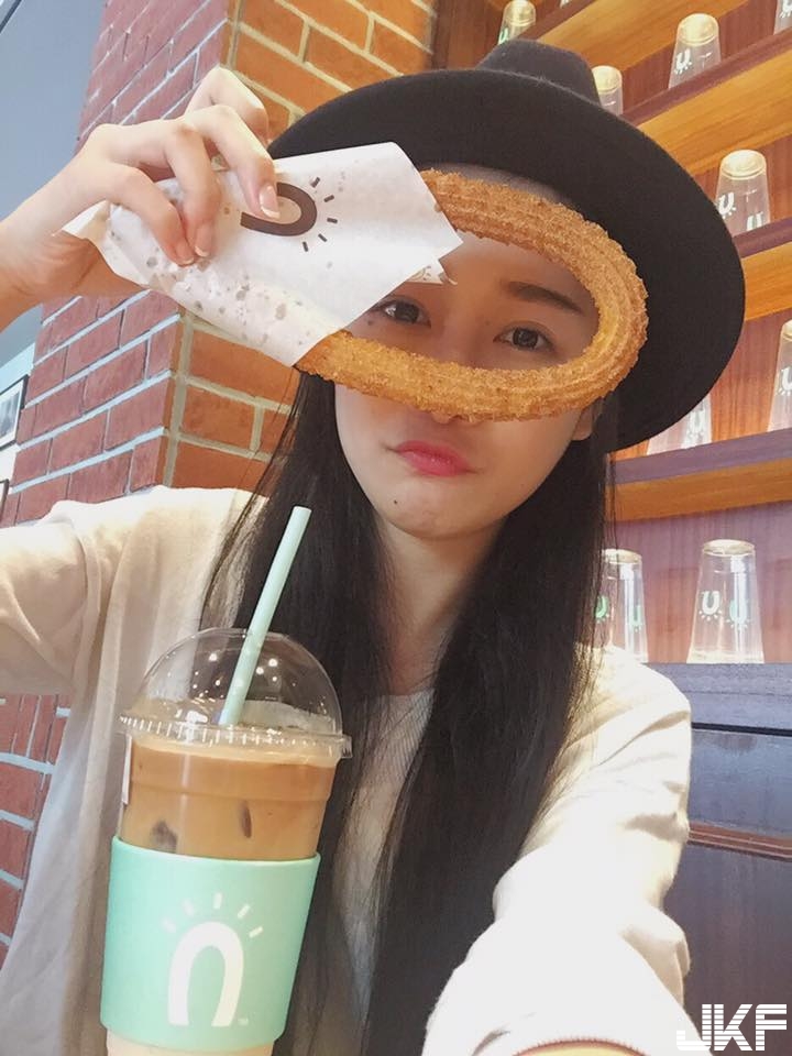 暴食網美「千千」超狂！嗑12碗泡麵驚呆網友！