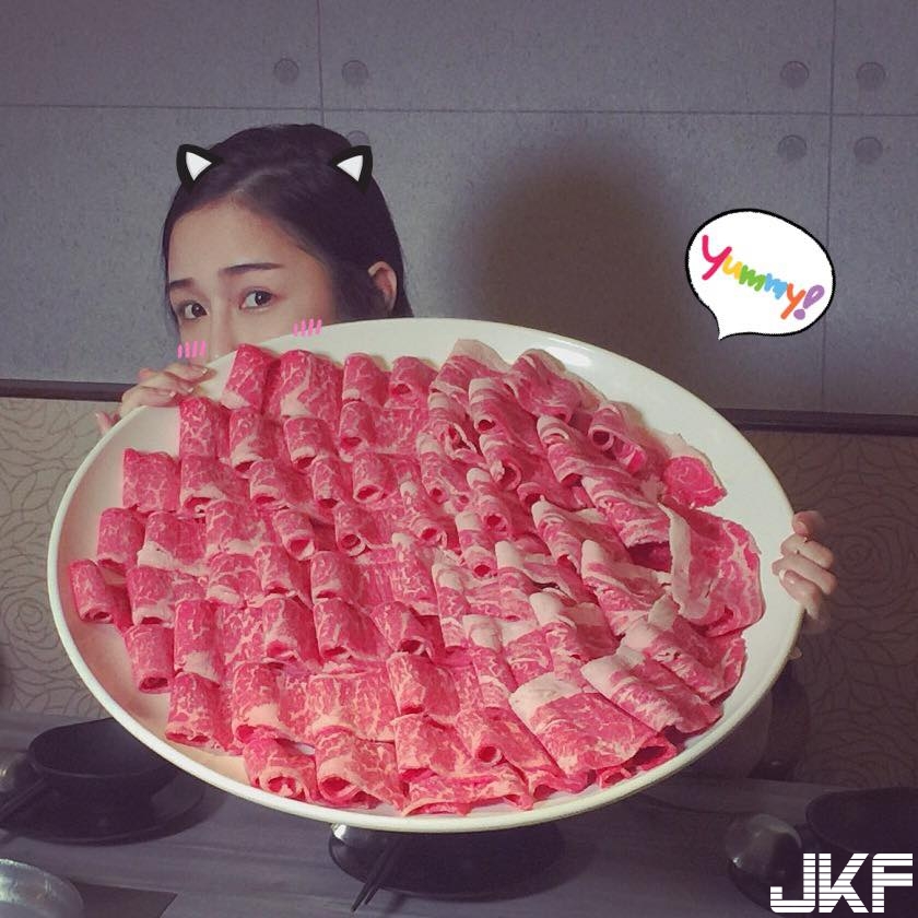 暴食網美「千千」超狂！嗑12碗泡麵驚呆網友！