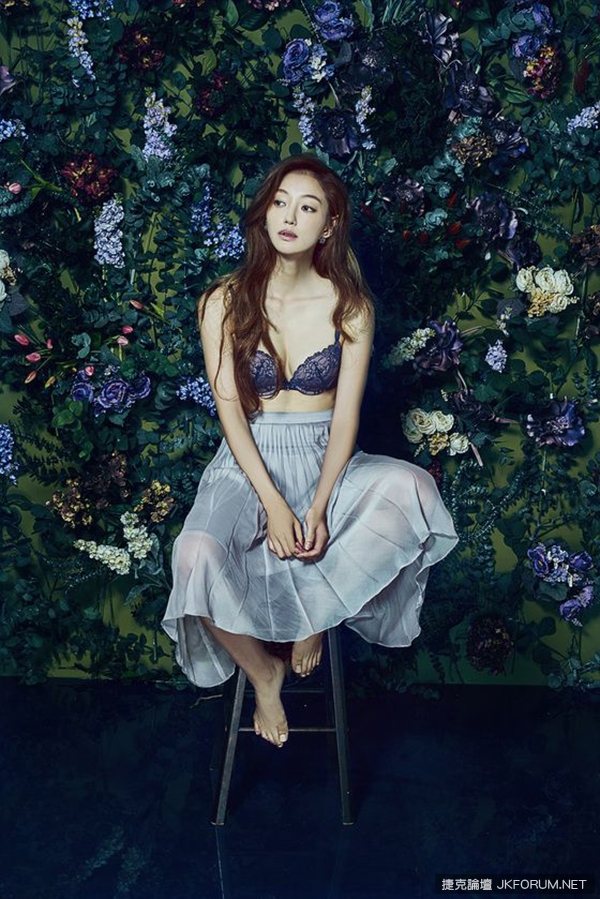 女星破格演出幾乎全裸上陣，翹臀引起關注，被韓國網友封為＂鴨子屁股＂翹得真可人