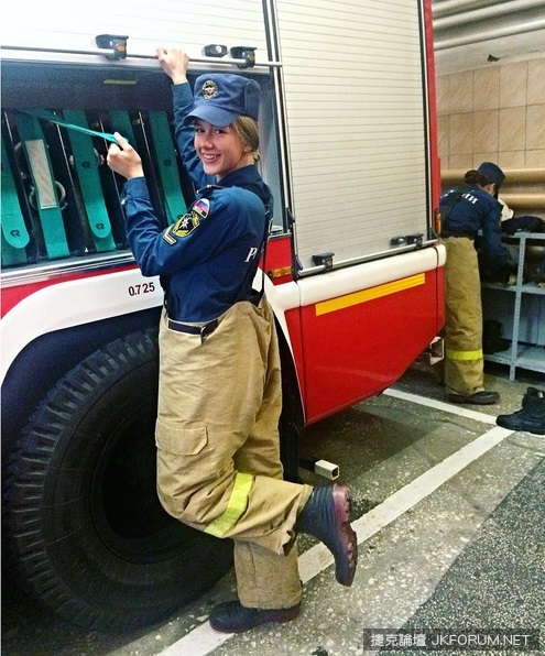 俄羅斯「正妹消防員」戰力超高！鄉民暴動跪求妹子用口水來幫他滅下面的火…