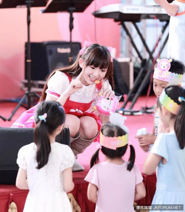 媽媽發怒！看個幼幼台老公、小孩魂都飛了！感嘆姊姊威力太強……小孩、大人一併俘虜
