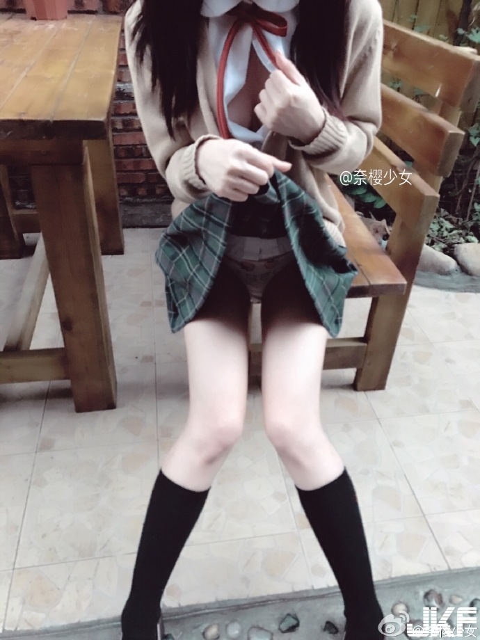 太狂！網路瘋傳女高中生在室外咖啡廳「大膽露出」，手摸下面還嬌笑：好害羞喔