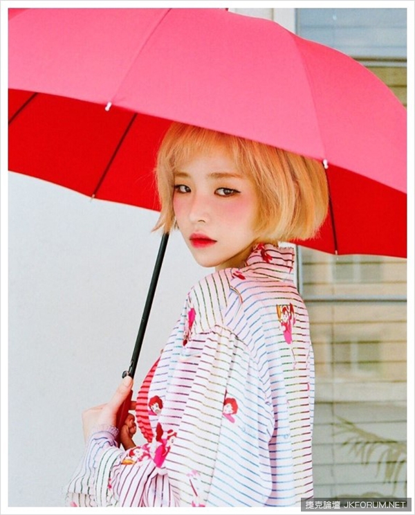 單眼皮女孩也出頭天！舞台上這麼狂野也可以嗎？腿張的一次比一次還開..這怎麼吃得消嘛