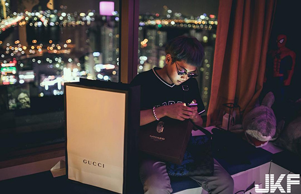 如此狂！一個月通告接接接到手軟，錢也跟著數數數不完