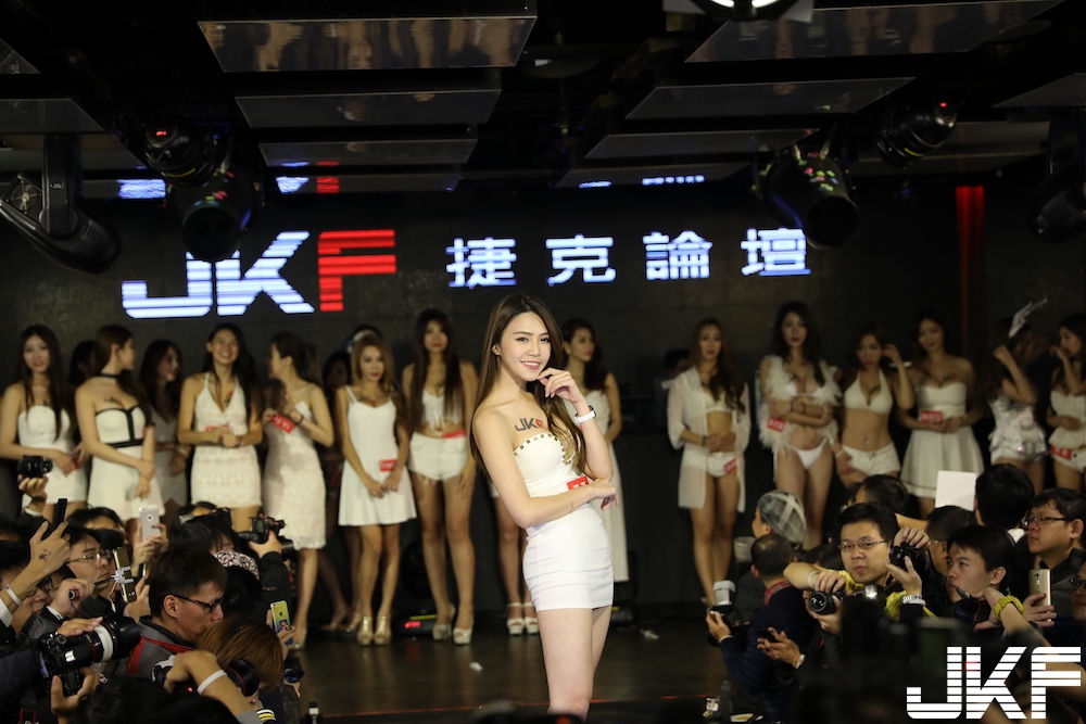 JKF女神之夜「巨乳出擊」主持人整個受不了！牛奶兒出場的畫面讓粉絲們都暴動&#8230;