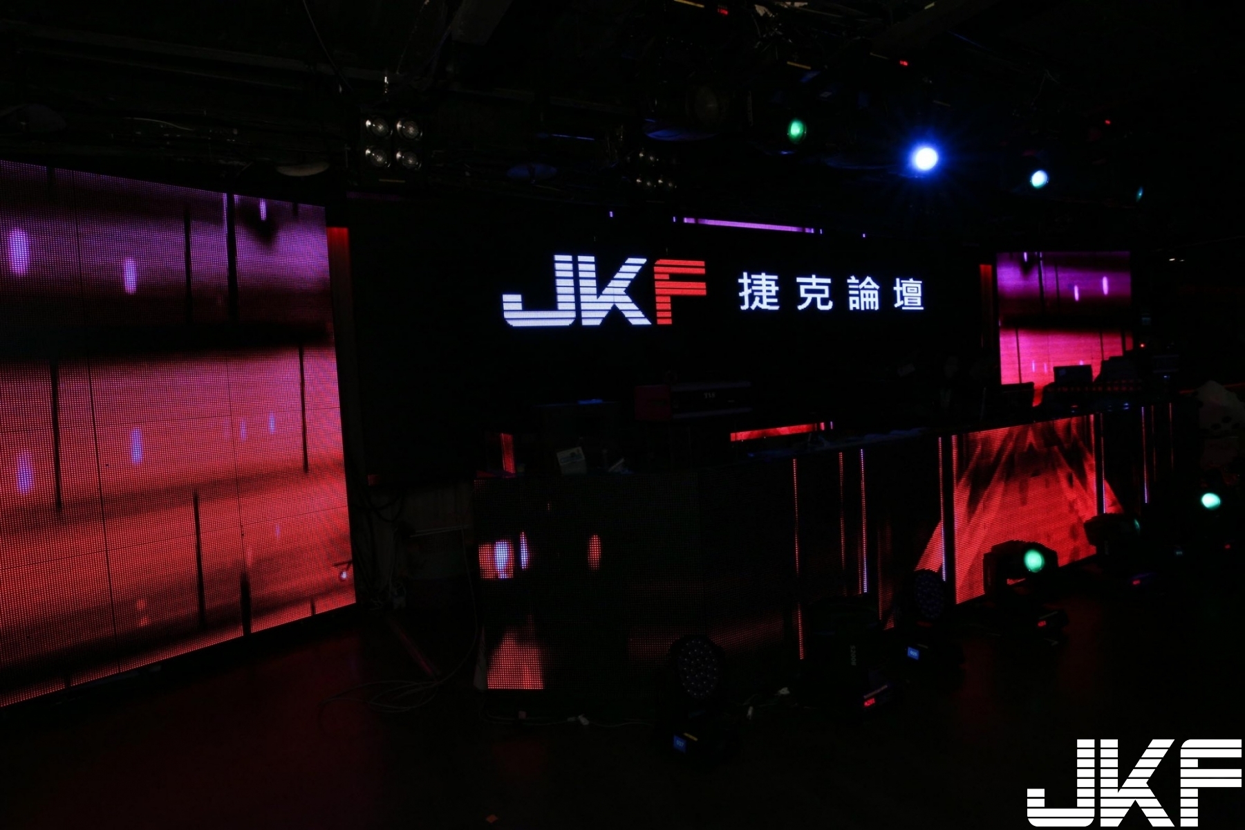 受不了！JKF女郎「超狂車頭燈」一直碰撞粉絲！巨乳猛烈晃動的畫面真的太猛了&#8230;